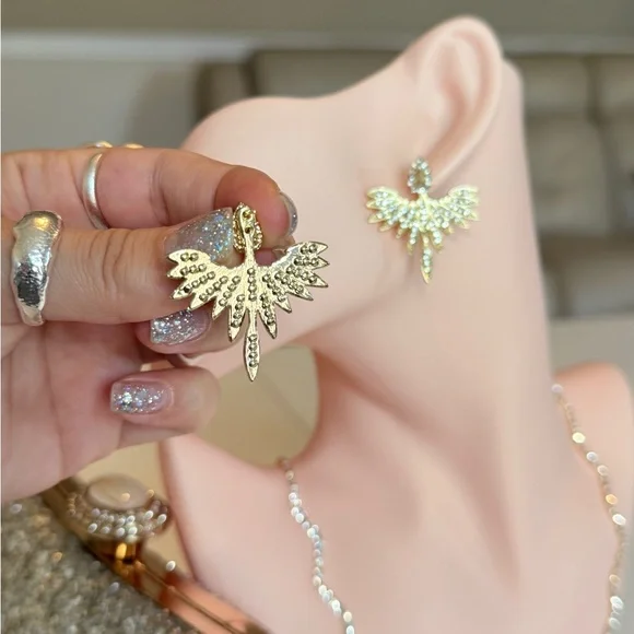 ⚜️ Elegant Gold Winged Earrings - Picture 6 of 9